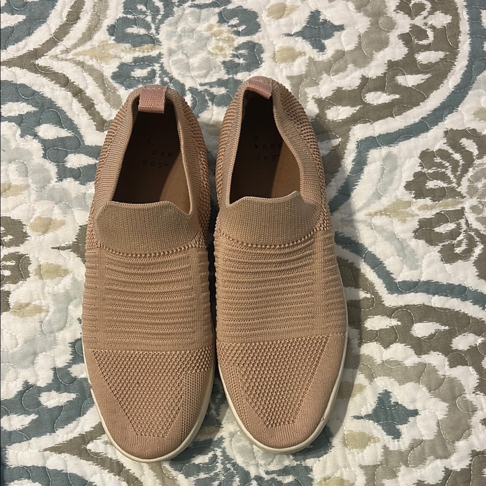 Women’s Slip-On Knit Sneakers in tan/ Dusty Rose